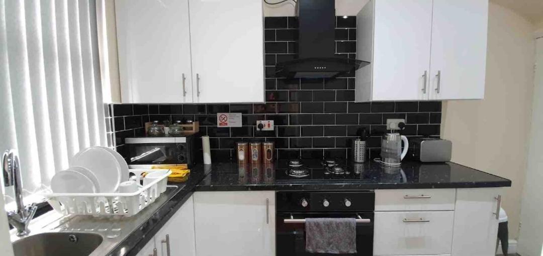 Spacious Two Bedroom House, Parking And Wifi Leeds  Exterior photo