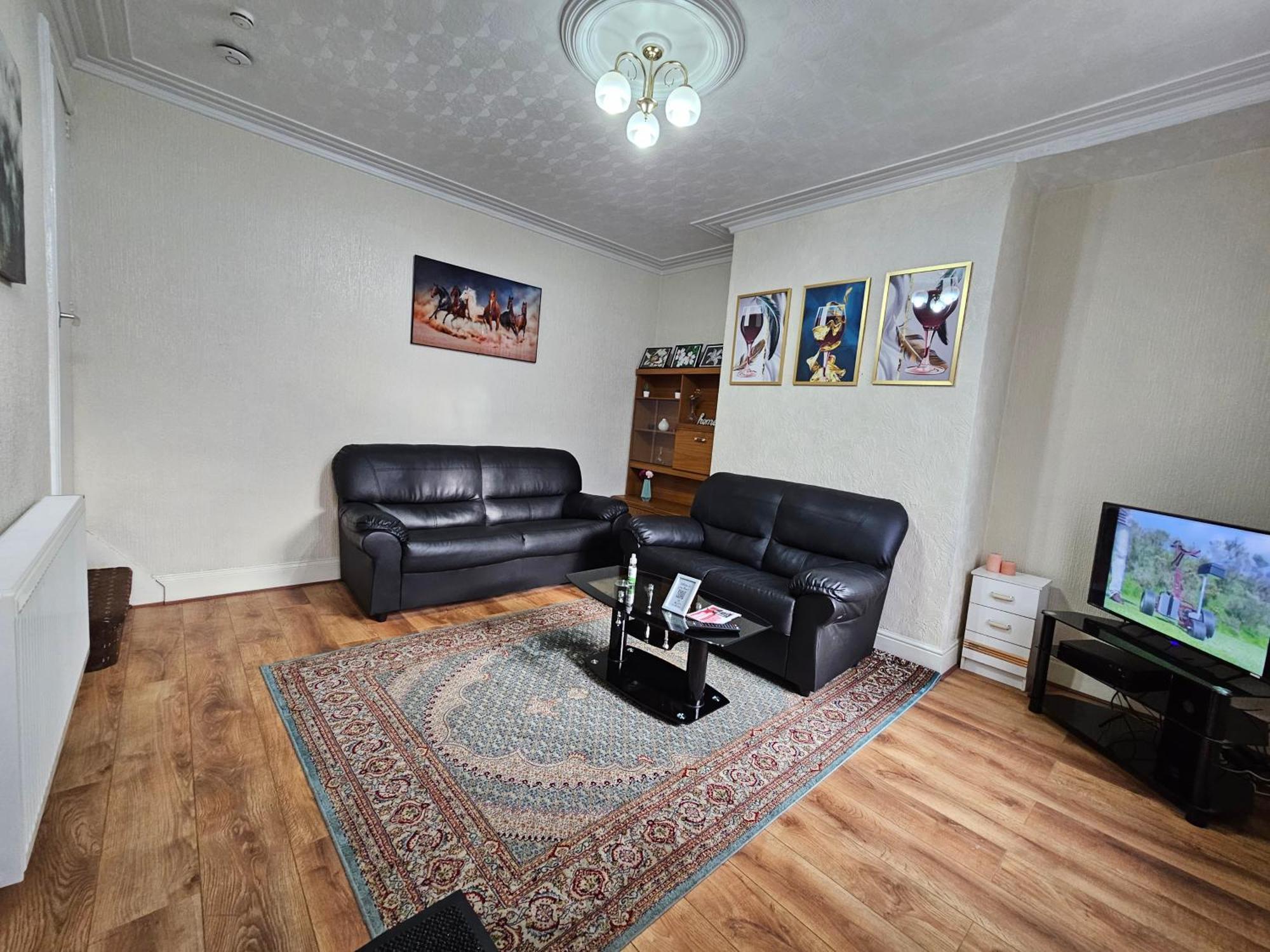 Spacious Two Bedroom House, Parking And Wifi Leeds  Exterior photo